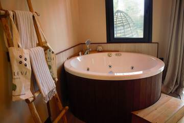 Jetted tub