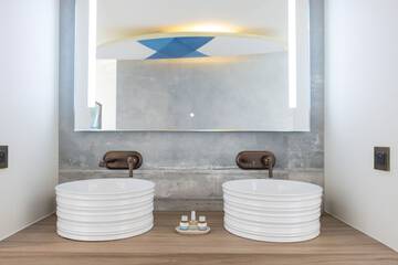 Bathroom sink