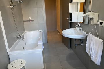 Deep soaking bathtub