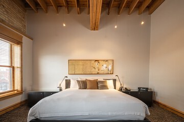 Room 13 of 32