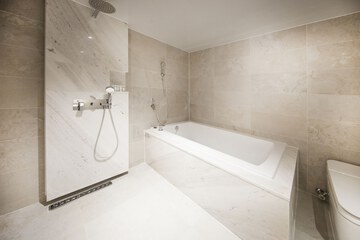 Deep soaking bathtub