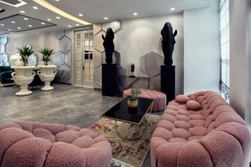 Lobby lounge