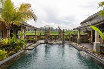 Indoor/outdoor pool