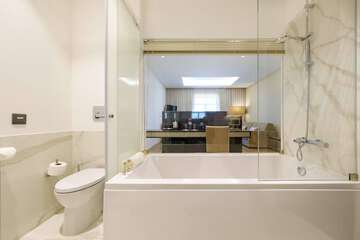 Deep soaking bathtub
