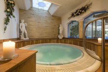 Indoor spa tub