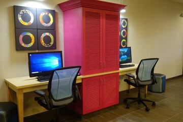 Business Center 75 of 76