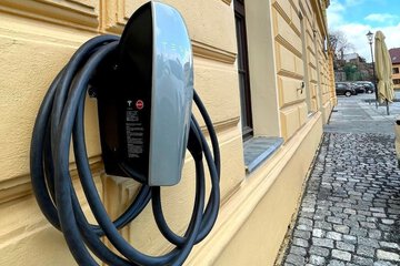 Electric vehicle charging station