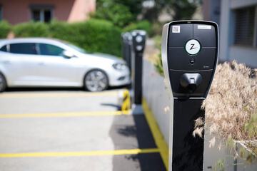 Electric vehicle charging station