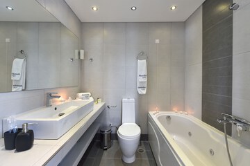 Private spa tub