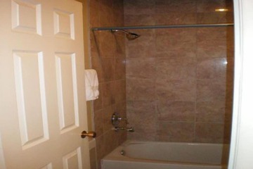 Deep soaking bathtub