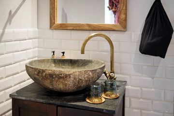 Bathroom sink