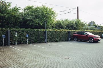 Electric vehicle charging station
