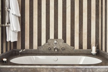 Deep soaking bathtub