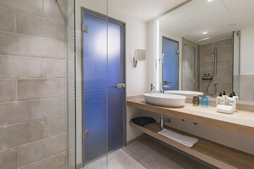 Deep soaking bathtub