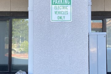 Electric vehicle charging station