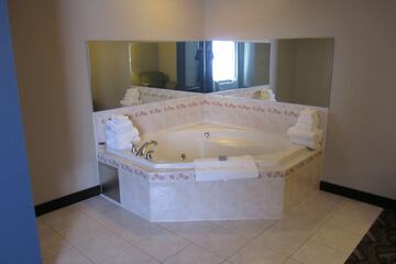 Deep soaking bathtub