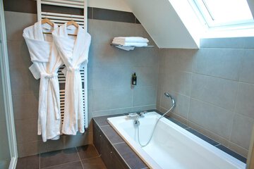 Deep soaking bathtub
