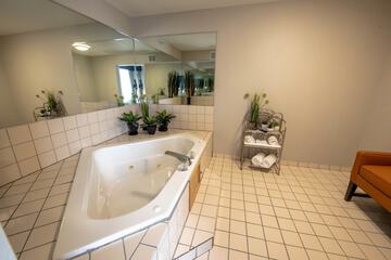 Deep soaking bathtub