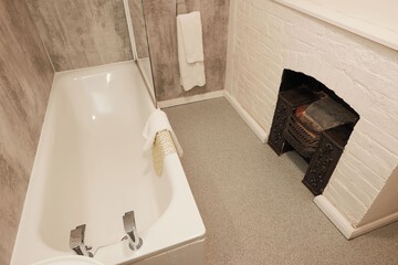Deep soaking bathtub