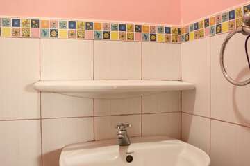 Bathroom sink