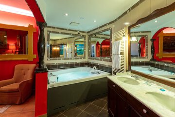 Private spa tub