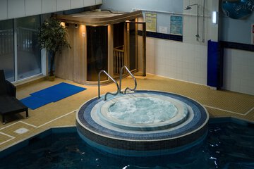Indoor spa tub