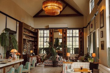 Lobby lounge