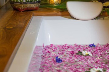 Indoor spa tub