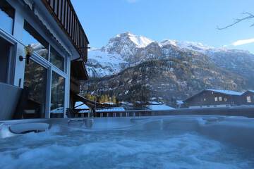 Private spa tub