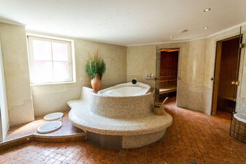Indoor spa tub