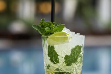 Swim-up bar