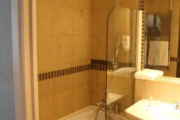 Deep soaking bathtub