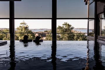 Indoor/outdoor pool