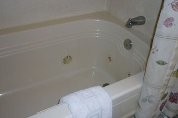 Jetted tub
