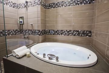 Jetted tub