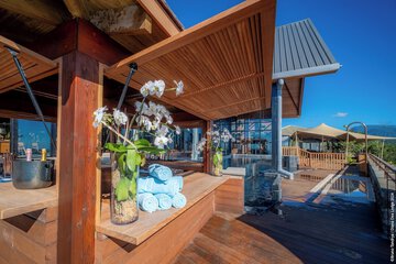 Poolside bar