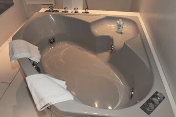 Jetted tub