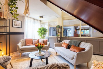 Lobby lounge