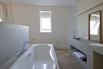 Deep soaking bathtub