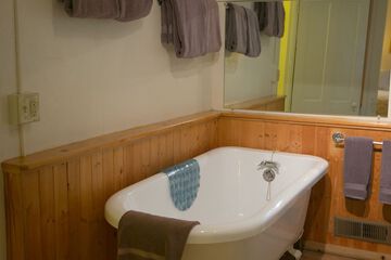 Deep soaking bathtub