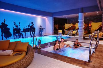 Indoor spa tub