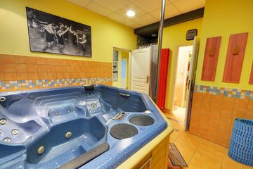 Indoor spa tub
