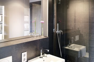 Deep soaking bathtub