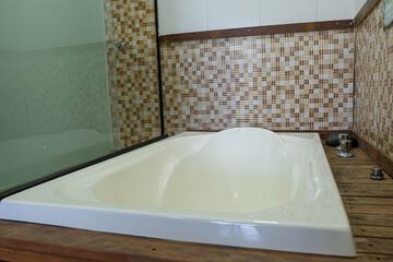 Deep soaking bathtub