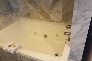 Jetted tub