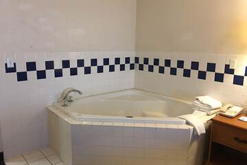 Deep soaking bathtub