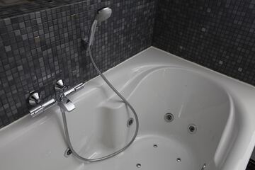 Jetted tub