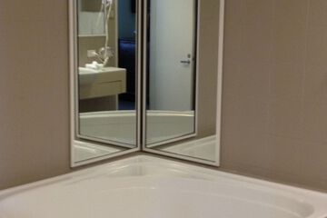 Deep soaking bathtub