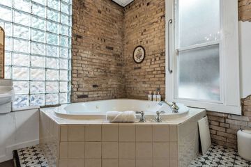 Deep soaking bathtub