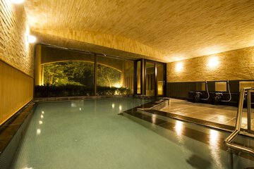 Indoor spa tub